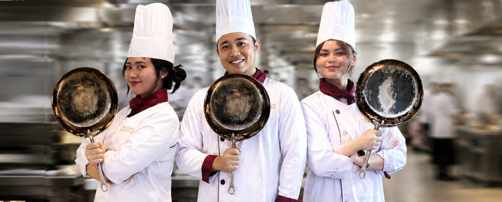 3 chef baru memegang teflon